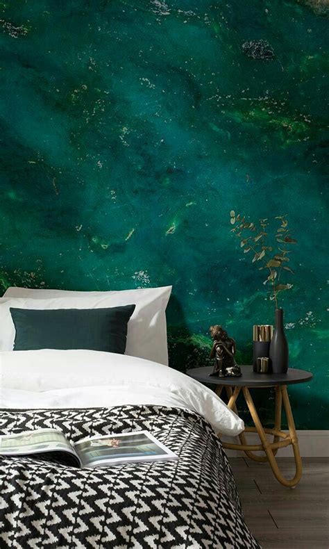 Upon first glance you may not be able to pinpoint exactly why this room feels like it would completely envelop you as soon as you took a seat behind that desk, but the secret is the painted ceiling! das grüne wand -direkt in 2019 | Green bedroom design ...