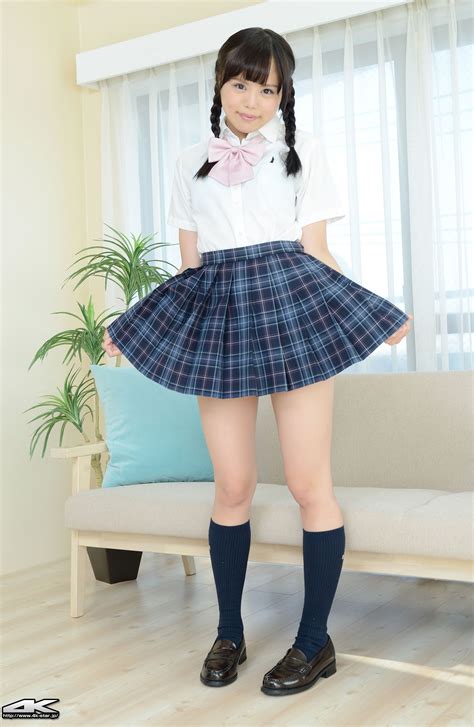 宝田もえのの三つ編みおさげな女子校生制服画像