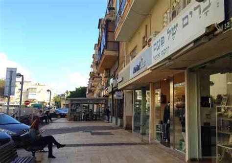 A craft fair is held in the nachalat binyamin pedestrian zone every tuesday and friday (every day during the summer and other holidays). Basel Street-Tel Aviv - Sweet Tel Aviv-by Frances