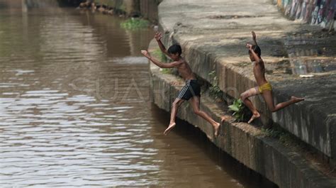 Kurangnya Lahan Bermain Anak Anak Berenang Di Sungai