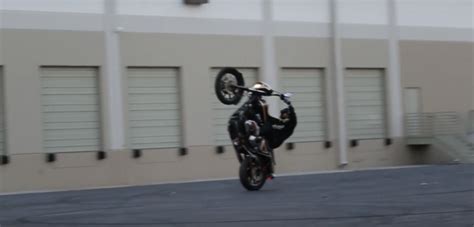 Crazy Clip O The Week Harley Wheelie Turns Into A Wrongie Harley
