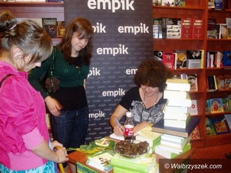 Pisarka i dziennikarka nie po raz pierwszy gościła na konkursie ciast. Katarzyna Grochola, pisarka-matka, opowie o „Makatce ...