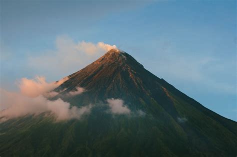 The 24 Active Volcanoes In The Philippines Locations Alert Levels And More Lamudi