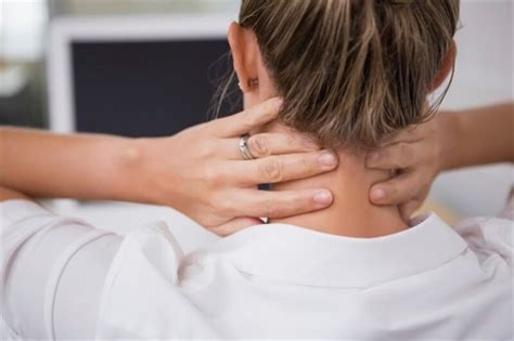 Your neck may twist and cause your head to tilt to one side, forward, or backward. 6 remedios caseros para tratar la tortícolis — Mejor con Salud
