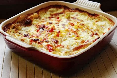 Ingredienti (4 persone) 300 g di pane carasau 400 g di sugo di pomodoro 200 g di piselli surgelati 160 g di pecorino sardo 50 g di pecorino grattugiato 2 mozzarelle 2 uova olio extravergine d'oliva sale. Lasagne di pane carasau e verdure