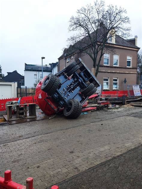 Fw Mh Bagger In Baugrube Eine Leicht Verletzte Person