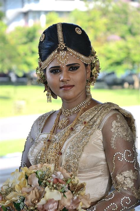 Sri Lankan Model Dressed As A Typical Kandyan Bride P Flickr