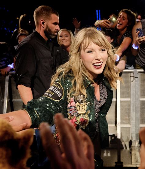 Taylor Swift Fans Fire Back At Mtv You Snubbed Our Girl The