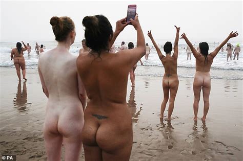 Septembare Naked Swimmers Brave Chilly North Sea At Sunrise For The Th Annual North