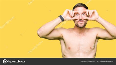 Hombre Guapo Sin Camisa Mostrando Pecho Desnudo Tratando Abrir Los fotografía de stock