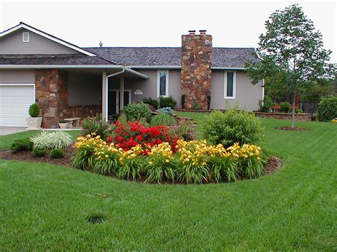 Place the hose on the ground approximately 3 feet from your home's foundation. Landscape Island Ideas & Garden Bed Design • The Garden Glove