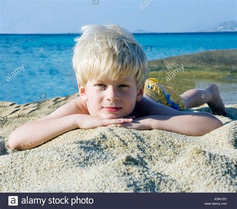 Junge Im Sand Am Strand Stockfotografie Alamy