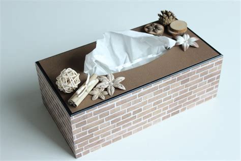 Nous vous aidons, à travers cet article, de créer d'une simple boite à mouchoir en bois un objet de décoration intéressant et attrayant qui ajoute un plus à votre intérieur. Comment décorer une boite à mouchoir en bois : comment ...