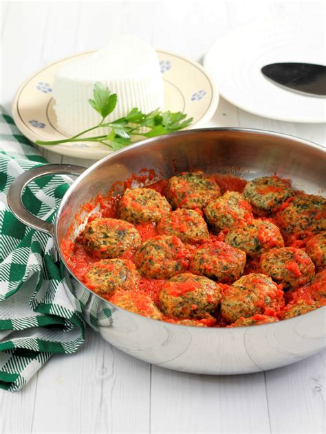Lessare per 15 minuti gli spinaci in acqua salata, scolarli e. POLPETTE DI SPINACI E RICOTTA AL SUGO, cotte in padella o ...