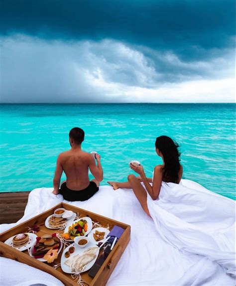 Traveling Couple In 2021 Travel Couple Beach Outdoor