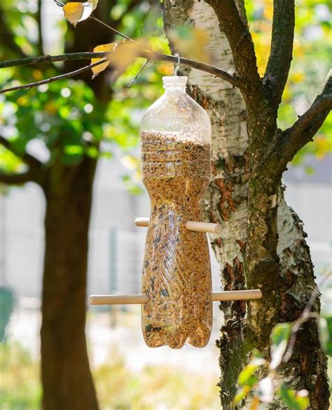 Turn A Recycled Plastic Bottle Into A Bird Feeder Bricolage Avec Bouteille Bouteille