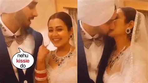 Neha Kakkar Kisses Hubby Rohanpreet During Their Reception Ceremony