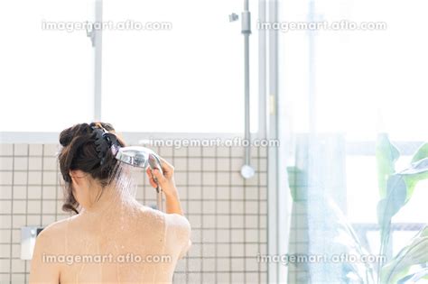 お風呂でシャワーを浴びる若い女性の写真素材 [178247874] イメージマート