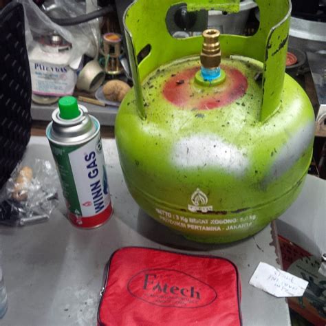 Kompor diperkenalkan sejak masa kolonial, sehingga menggunakan bahan bakar cair (terutama minyak tanah atau spiritus bakar), gas (dalam bentuk padatan cair lpg atau lewat pipa saluran), atau elemen pemanas (dengan daya listrik). Sentral Gas.com: kompor gas camping untuk ke gunung