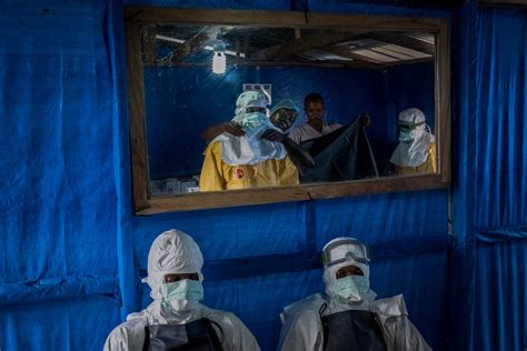 Life Death And Grim Routine Fill The Day At A Liberian Ebola Clinic The New York Times