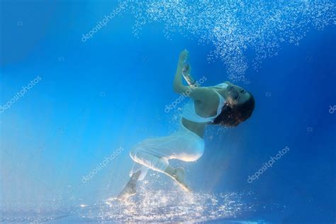 Woman Wearing A White Dress Underwater — Stock Photo © Netfalls 12463103