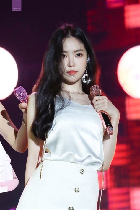 10 Times Apinks Naeun Made Our Jaws Drop In The Sexiest Stage Outfits