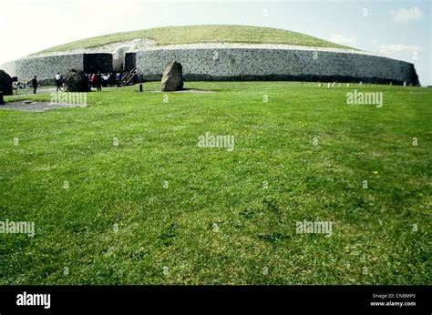 Newgrange Prehistoric Burial Mound Ireland Stock Photo Alamy