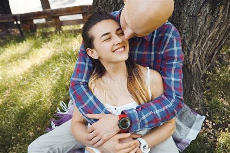 de jonge offerte enamoured paar het besteden tijd samen thuis het zitten op de vloer in