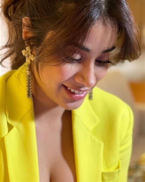 Janhvi Kapoor Looks Sexy In Yellow Outfit See The Diva Ooze Glamour In These Pictures News18