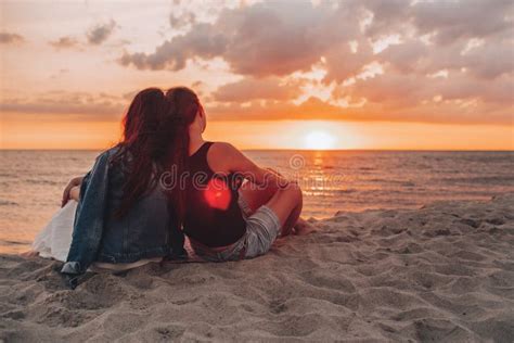 Duas Garotas Lésbicas Sentadas Na Praia E Assistindo E Apreciando Um
