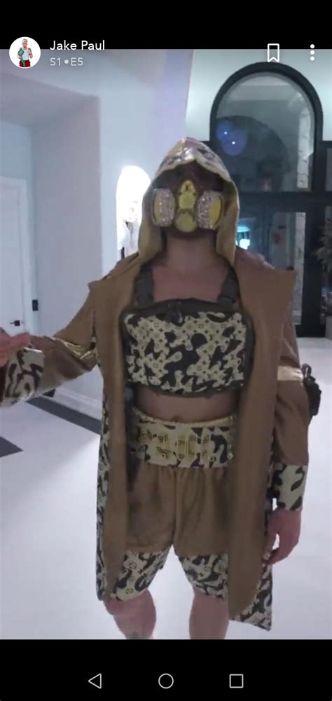 Jake Paul reveals his boxing outfit. Wtf is that : ksi