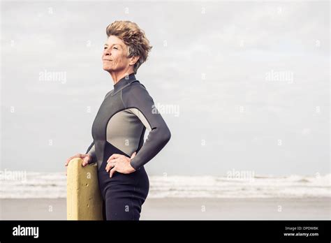 Femme mure plage Banque de photographies et dimages à haute résolution Alamy