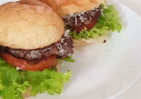 Di sini ada menu terbaru mcd yaitu bbq burger yang berisikan bacon, saus bbq yang kental serta dua daging patty. Resep Burger dengan homemade patty, mirip burger king oleh ...