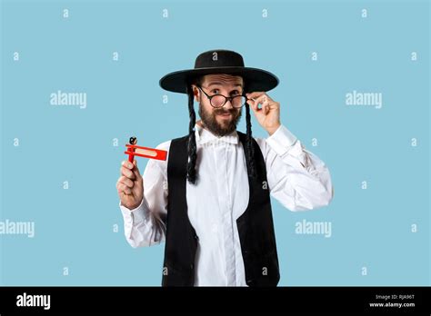 Portrait Einer Jungen Orthodoxen Hasdim Jüdischen Mann Mit Holz Grager Ratchet Bei Jüdischen
