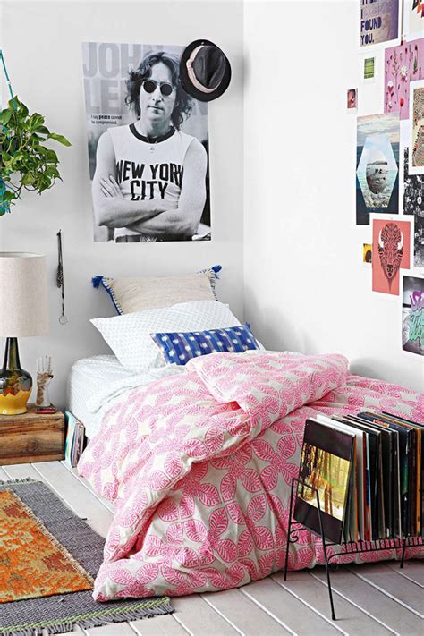 15 Lovely College Dorm Room Designs