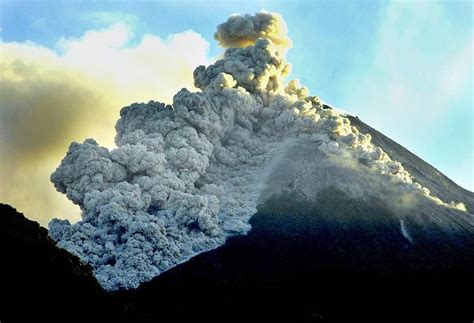 Sirine pertanda gunung merapi meletus juga dibunyikan agar tidak ada warga yang tertinggal. Indonesia 2015: Ascent of Gunung Merapi