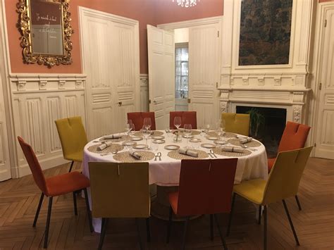 Tous les hôtels de paris seront ravis de vous accueillir à déjeuner et proposent des formules restaurant + salon privé. Déjeuner dans un salon privé | La Table du Château Gratien
