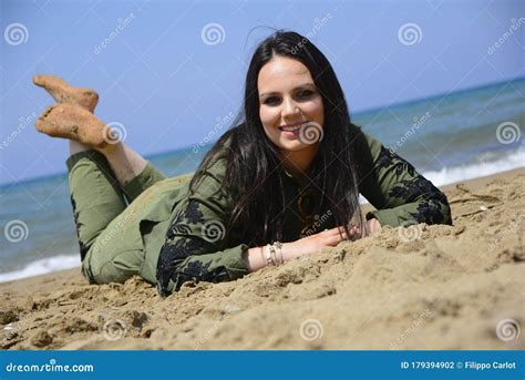 Posture Di Un Adolescente Sulla Spiaggia Fotografia Stock Immagine Di
