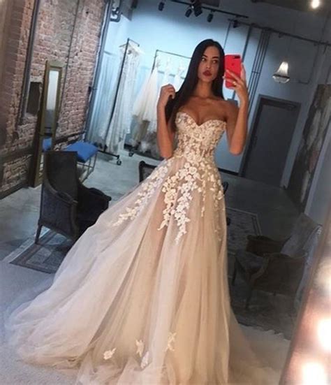 The thought of dressing in from head to toe in red can be daunting, especially on your wedding day! Amazing Lace Embroidery Sweetheart Bodice Corset Tulle ...