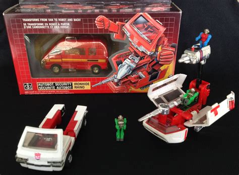 a-transformers-blog-my-life-in-collecting-autobot-ratchet-red-cross-variant-and-autobot