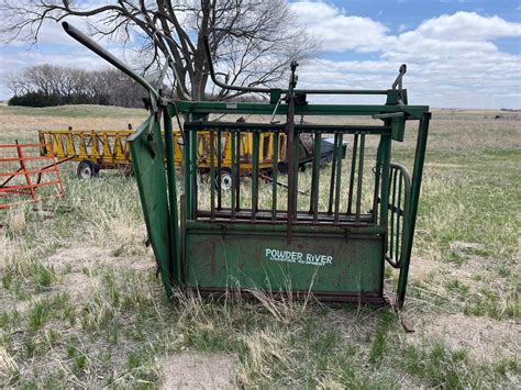 Powder River Squeeze Chute Bigiron Auctions