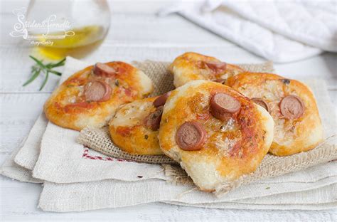 Aiutatevi con una paletta per disporre le pizzette appena pronte in una teglia precedentemente foderata da riprendete la teglia con le pizzette e con il dito pollice schiacciate il cuore della pasta, creando. PIZZETTE VELOCI DA BUFFET soffici FURBE con IMPASTO per ...