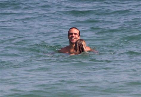 As vezes vc passa tempos desempregado, agoniado, ansiedade a mil. Roger Flores curte praia com suposta nova namorada - Quem ...