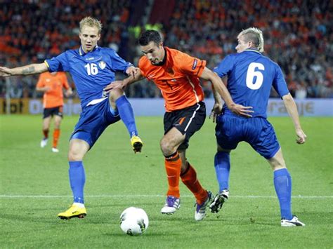 Arsenal S Robin Van Persie Netherlands Definitely One Of The Favourites To Win Euro 2012