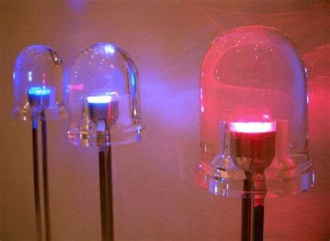 Lámpara LED gigante busca placa de circuitos gigante para romance sexo
