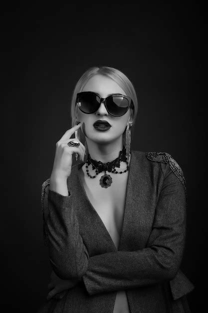 Premium Photo Black And White Studio Portrait Of A Glamor Blond Woman Wears Sunglasses And