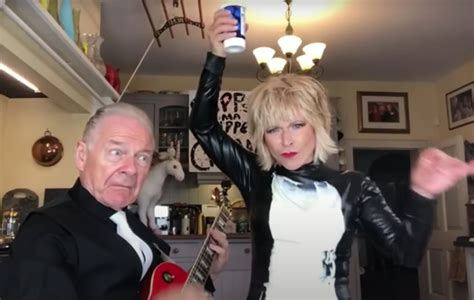 Robert Fripp Y Toyah Willcox Se Empapan De Crema Mientras Interpretan Sunshine Of Your Love