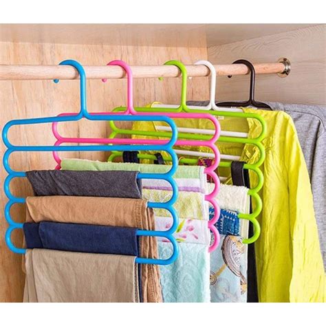 Gantungan baju yang ergonomis dan praktis di lorong membantu memecahkan beberapa masalah sekaligus. 1 pcs Hanger Gantungan pakaian 5 in 1 multifungsi ...