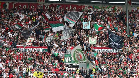 Augsburg fans nach dem spiel gegen liverpool 25.02.2016. Fans laden zum „Augsburg Calling" vor dem Bundesliga-Spiel ...