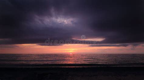 Overcast Sunset On The Ocean Horizon Stock Image Image Of Sunset